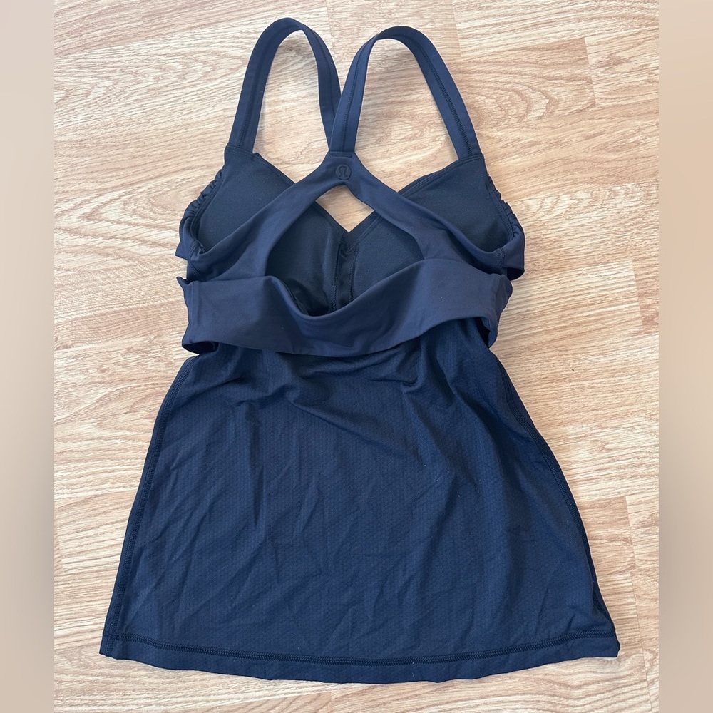 Lululemon black tank work out top.
